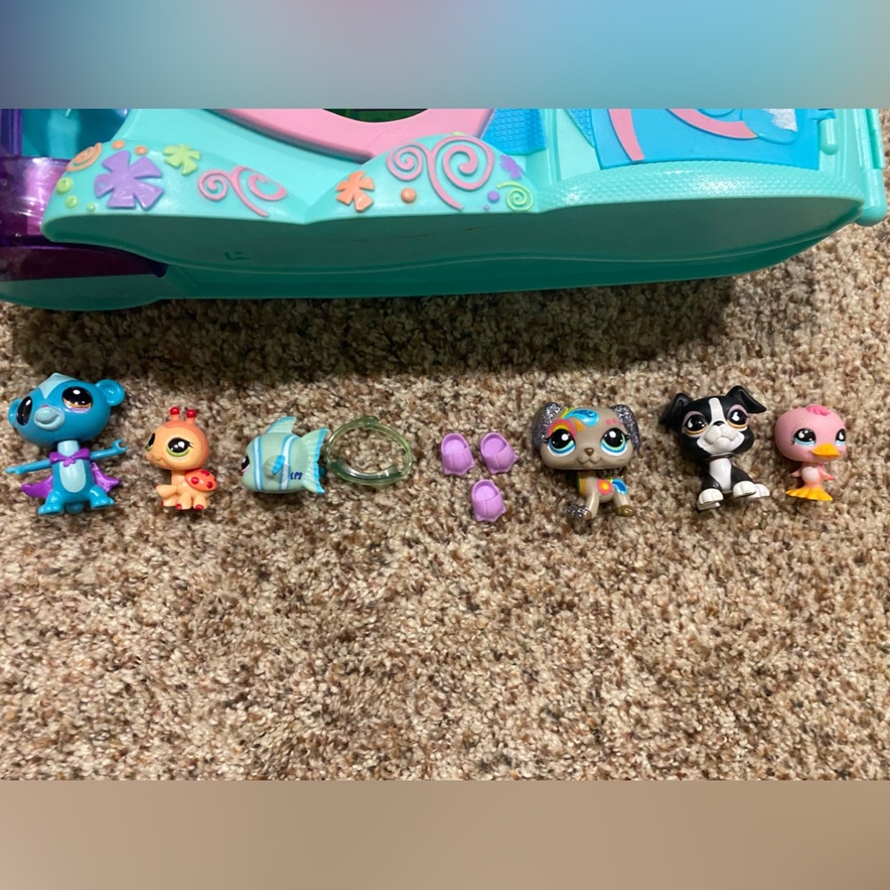 Littlest Pet Shop house and pets Lot
